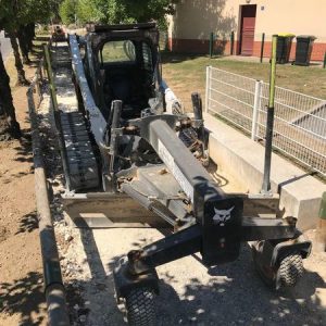 Chargeuse compacte Bobcat T870 avec niveleuse